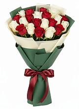 Букет Микс из красных и белых роз в Щучьем Воронежской области