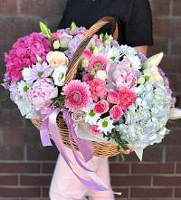 Цветочная композиция из Розы, Хризантемы, Пионы и Лизиантусы в корзине в Щучьем Воронежской области