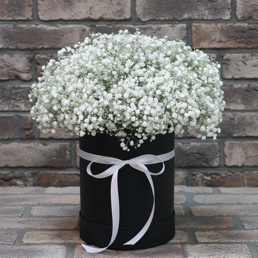 Цветочная композиция из Гипсофила в шляпной коробке в Щучьем Воронежской области