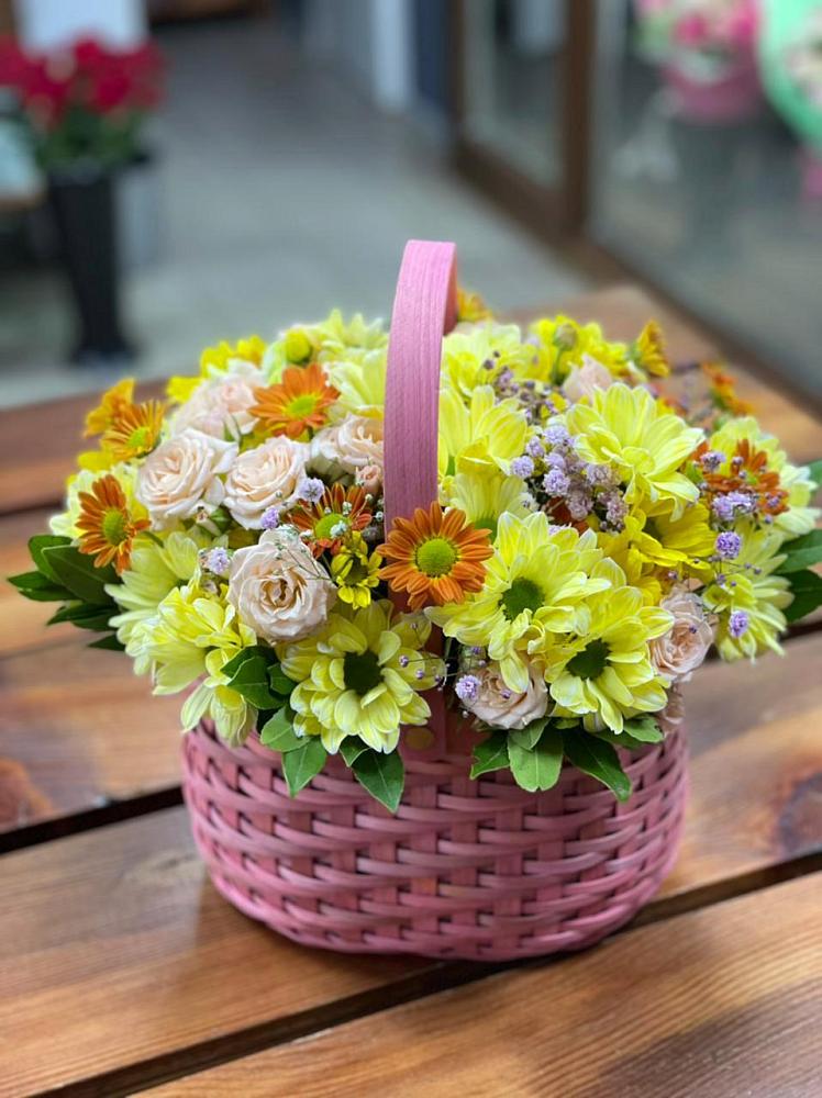 Цветочная композиция из Хризантемы и Розы в корзине в Щучьем Воронежской области