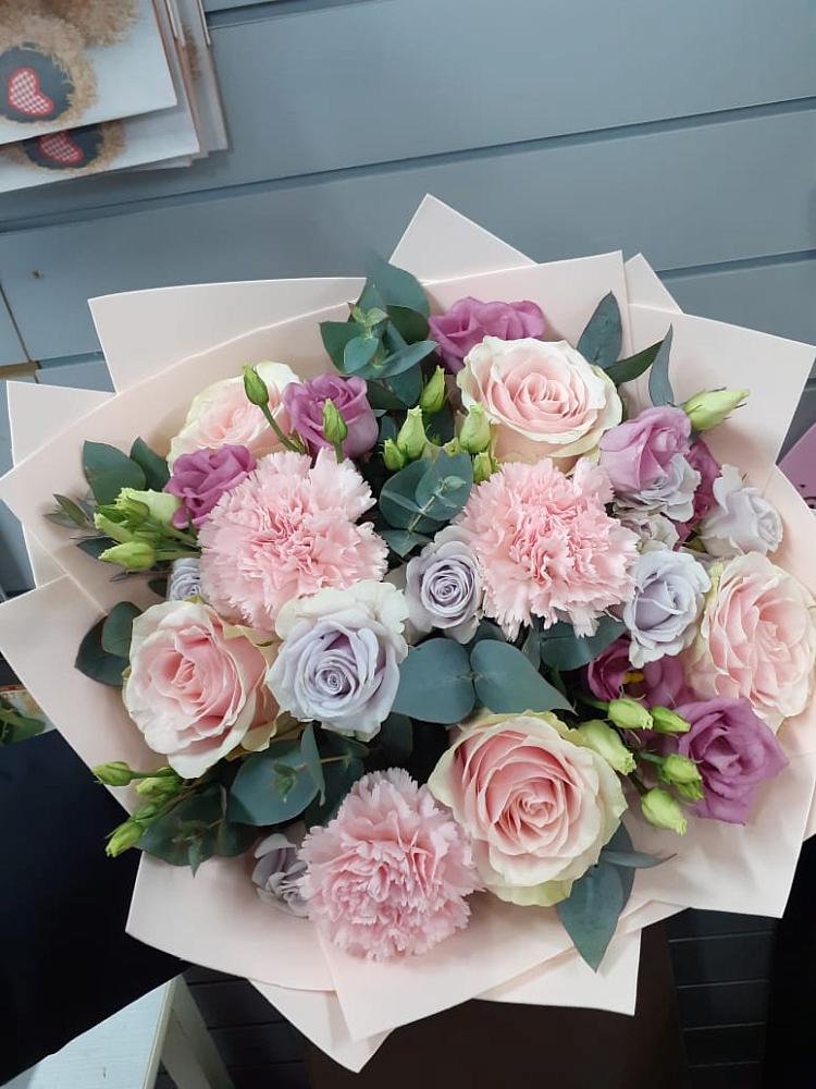 Букет цветов из: Розы, Гвоздики и Лизиантусы в Щучьем Воронежской области